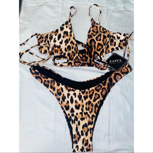 Bikini - Picture 1 of 2